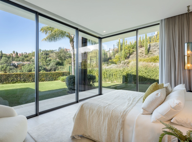 Corner bedroom with floor-to-ceiling glazing