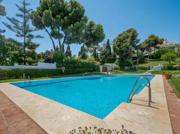 Shared swimming pool and landscaped gardens
