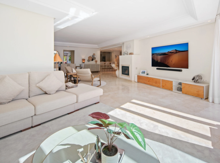 Bright living room with access to the terrace