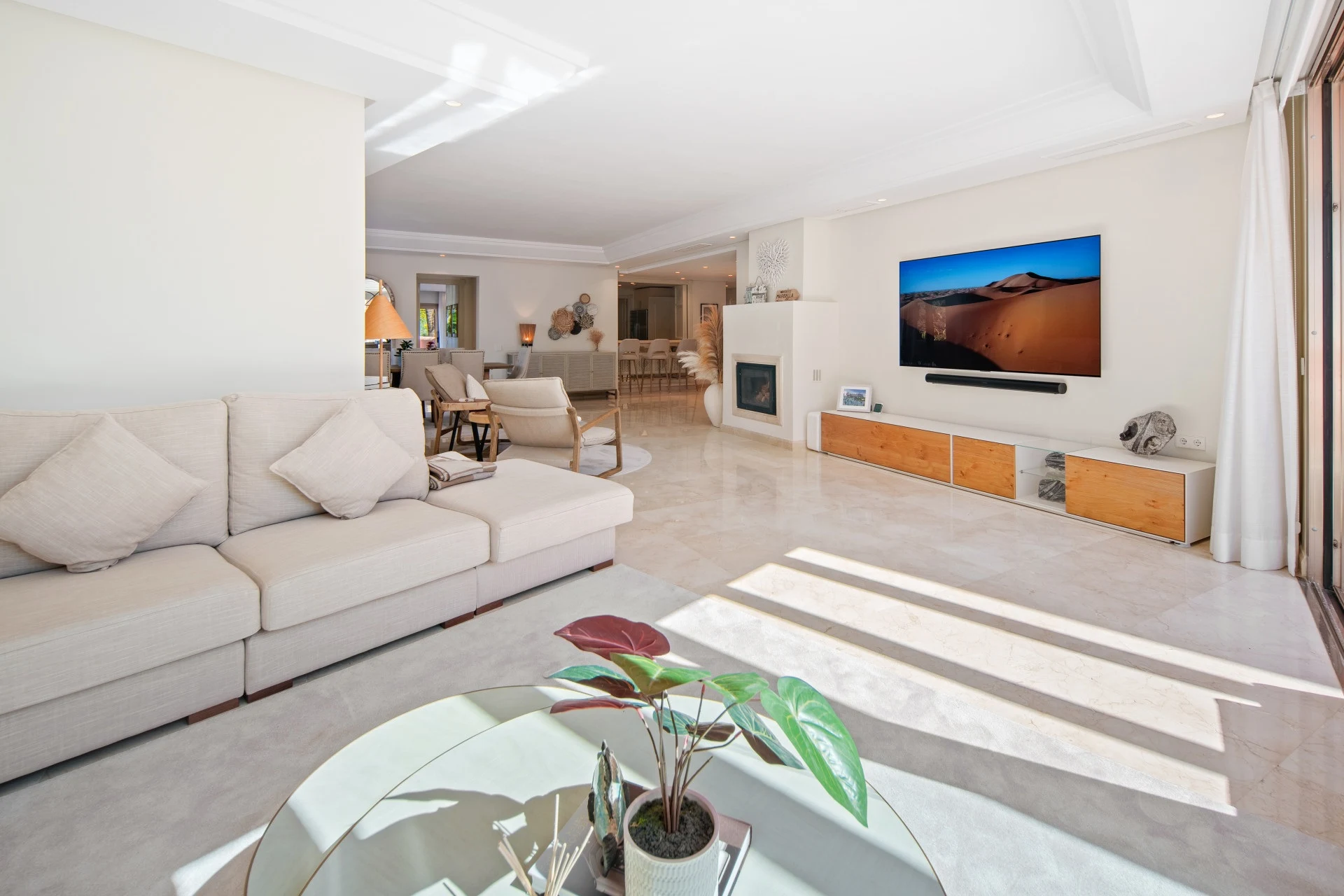 Bright living room with access to the terrace