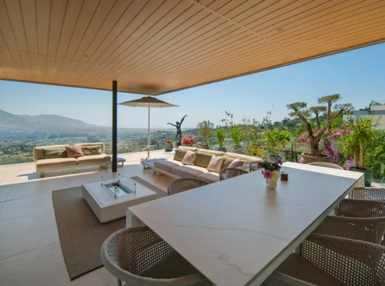 Covered terrace for outdoor dining in Marbella East