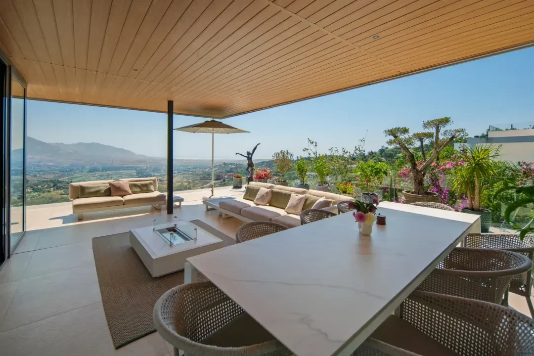Covered terrace for outdoor dining in Marbella East