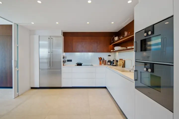 Kitchen with modern cabinetry and appliances in Marbella East