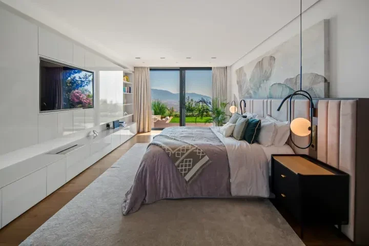 Bedroom with terrace doors in Marbella East