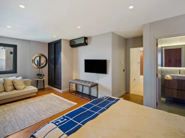 Guest bedroom and seating area in Marbella East