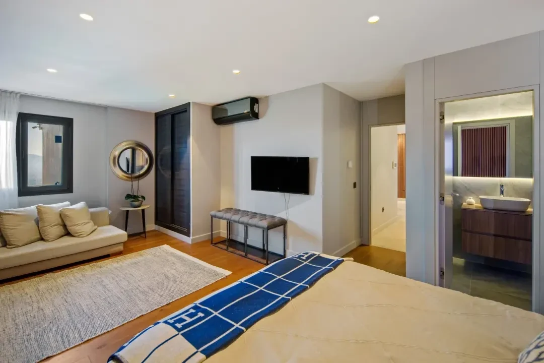 Guest bedroom and seating area in Marbella East