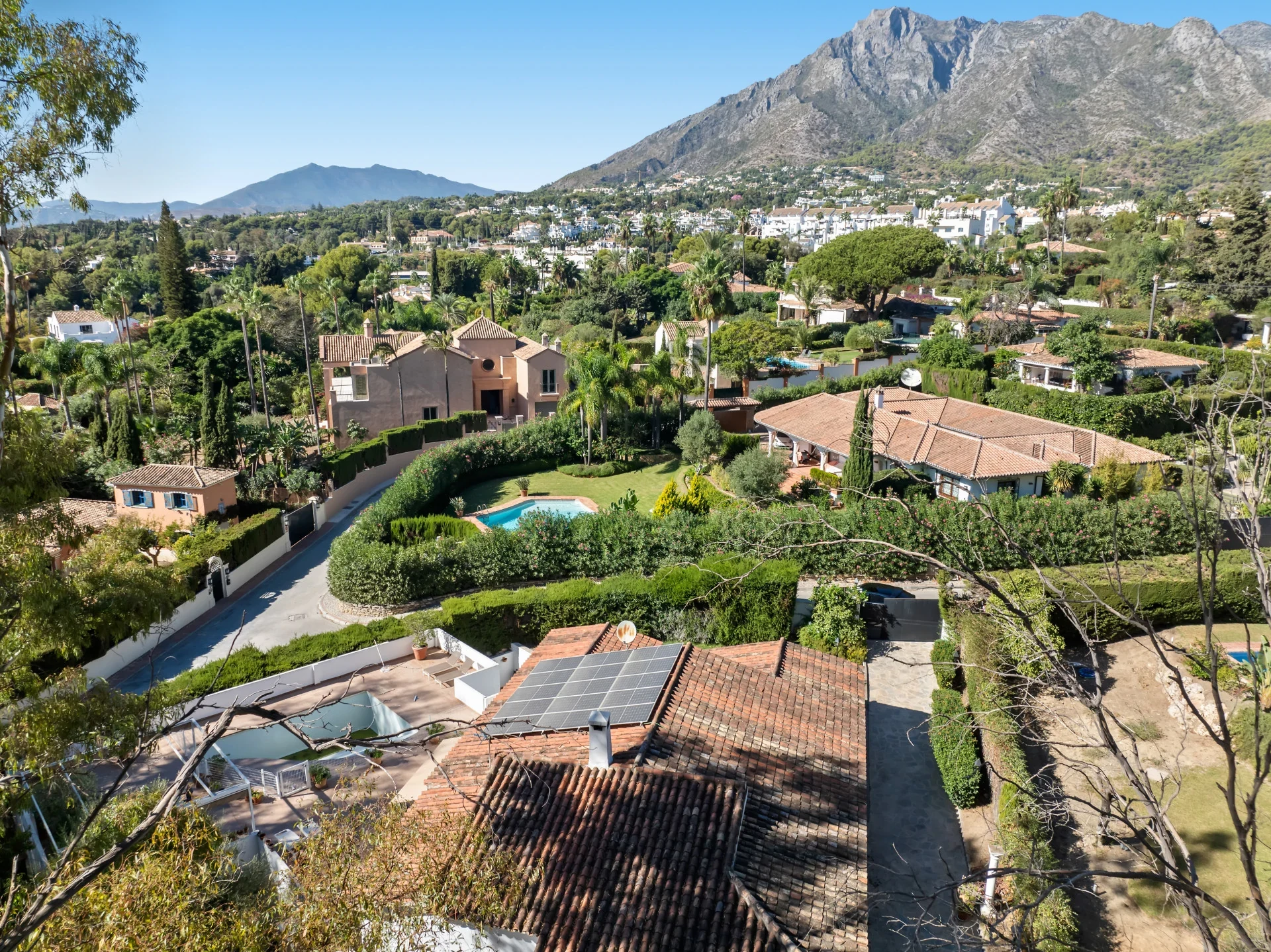 Villa and residential surroundings with La Concha mountain views