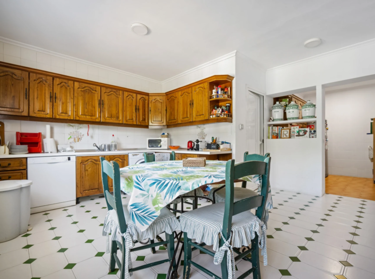 Independent kitchen with dining space