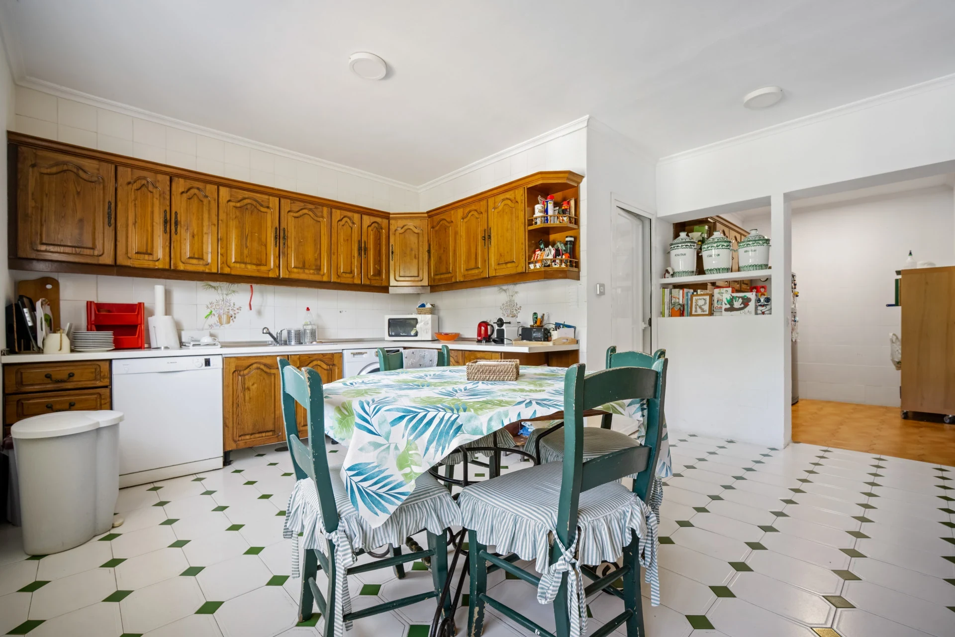 Independent kitchen with dining space
