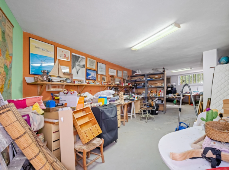 Flexible lower-floor room