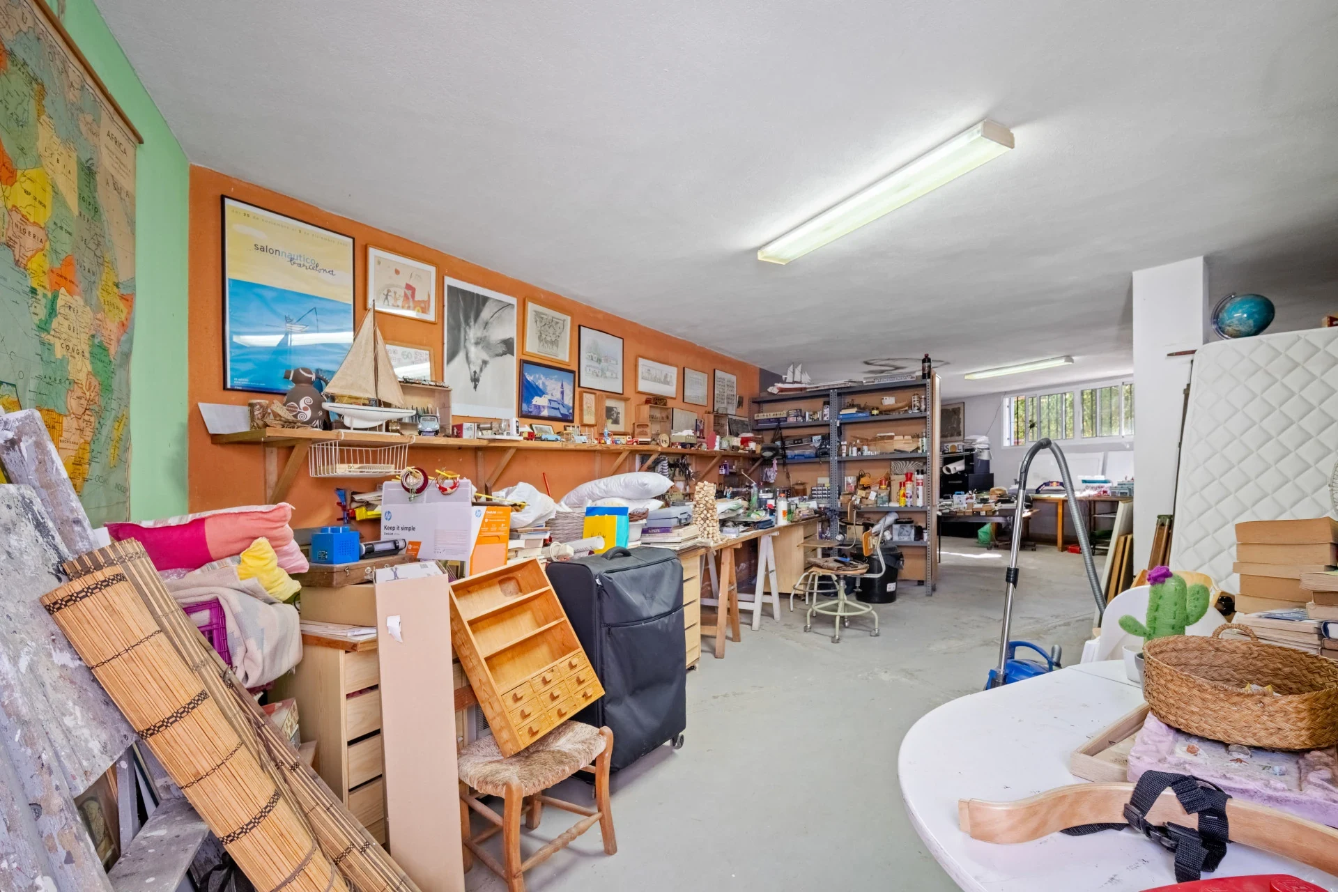 Flexible lower-floor room