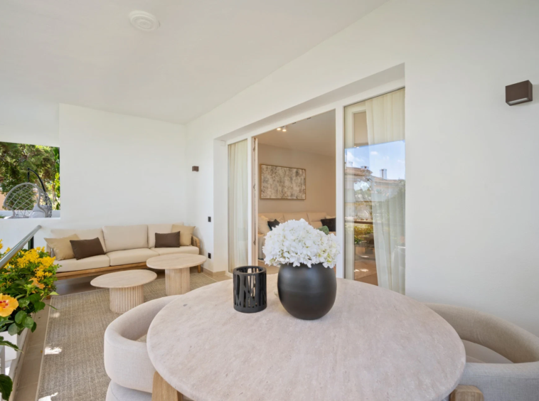 Covered outdoor lounge terrace