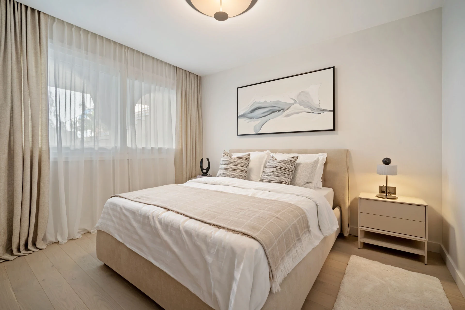 Third bedroom with contemporary finishes