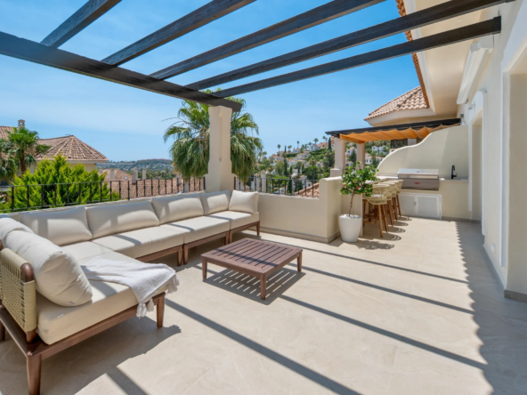 Private terrace with sea views in Nueva Andalucia