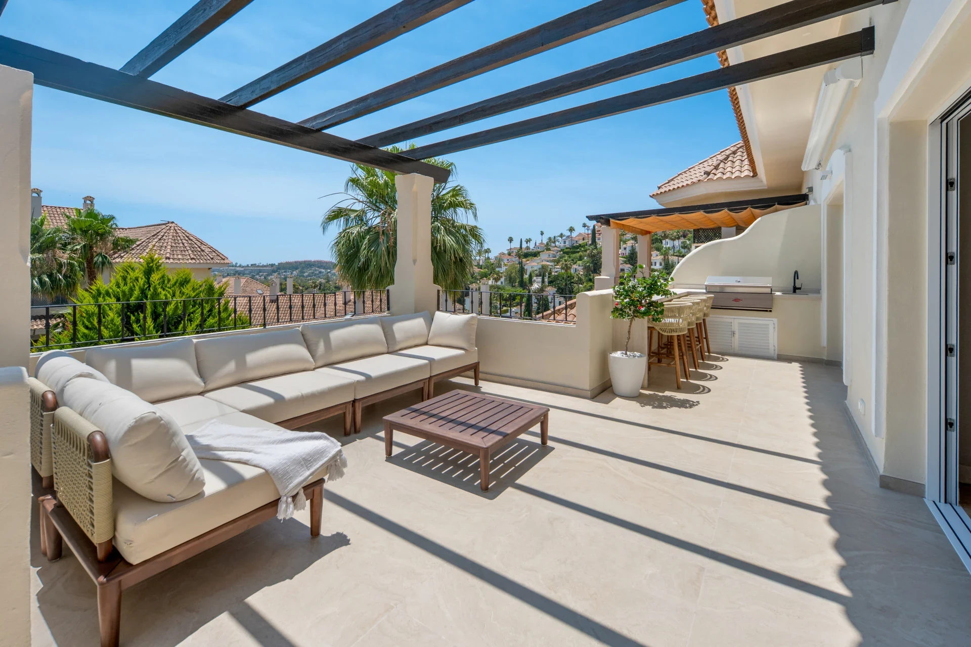 Private terrace with sea views in Nueva Andalucia