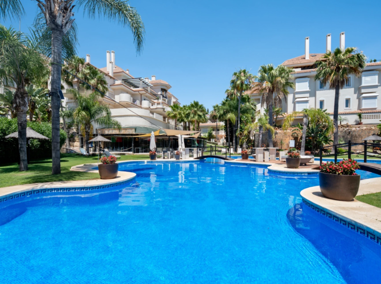 Communal outdoor swimming pool
