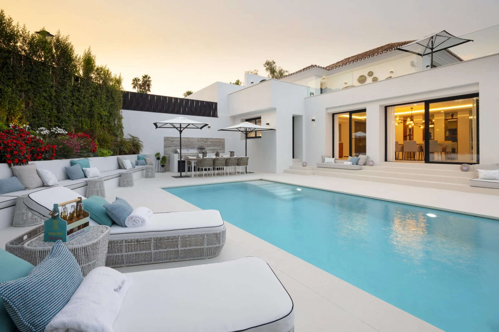Five-bedroom villa and private swimming pool in Nueva Andalucia