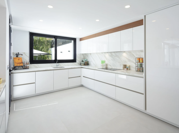 Fitted kitchen with preparation and storage space