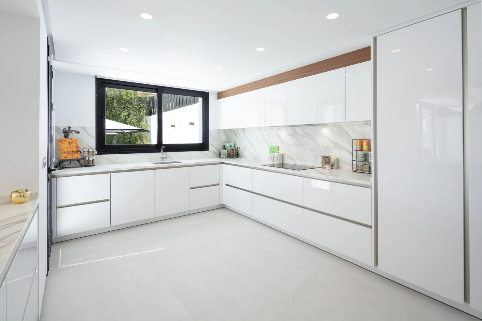 Fitted kitchen with preparation and storage space