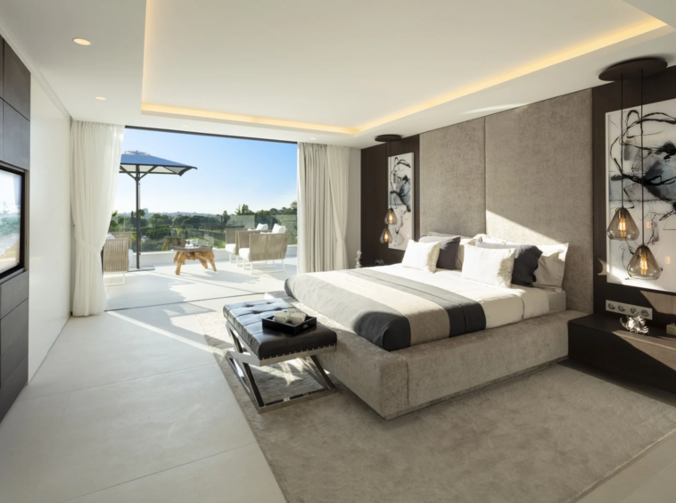 Principal bedroom opening onto a private terrace