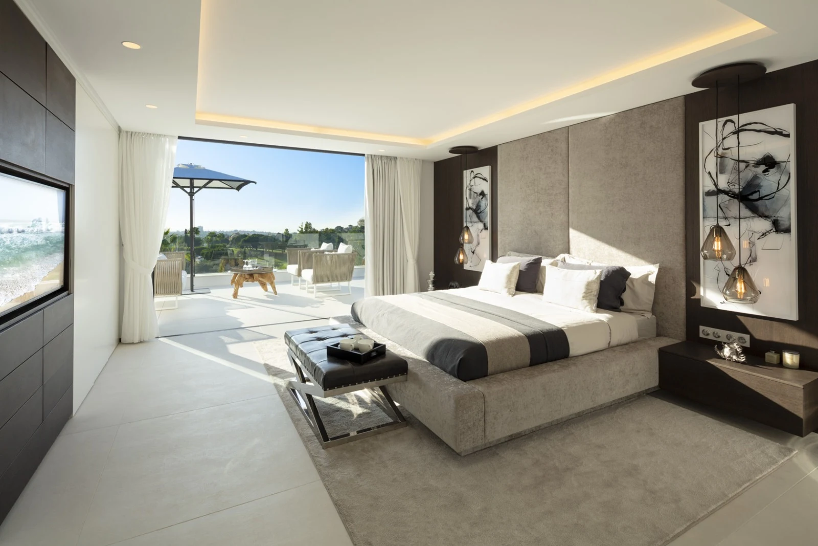 Principal bedroom opening onto a private terrace