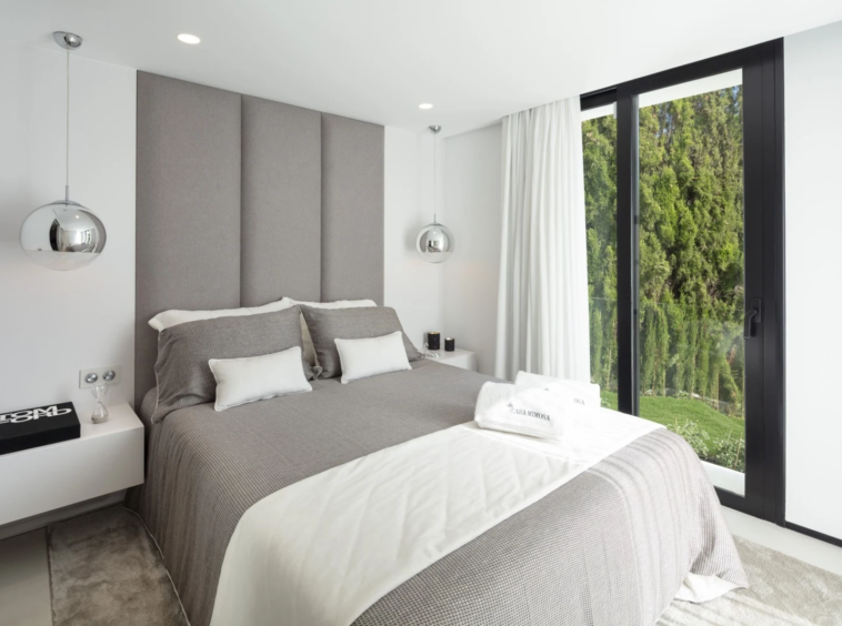 Guest bedroom with garden outlook