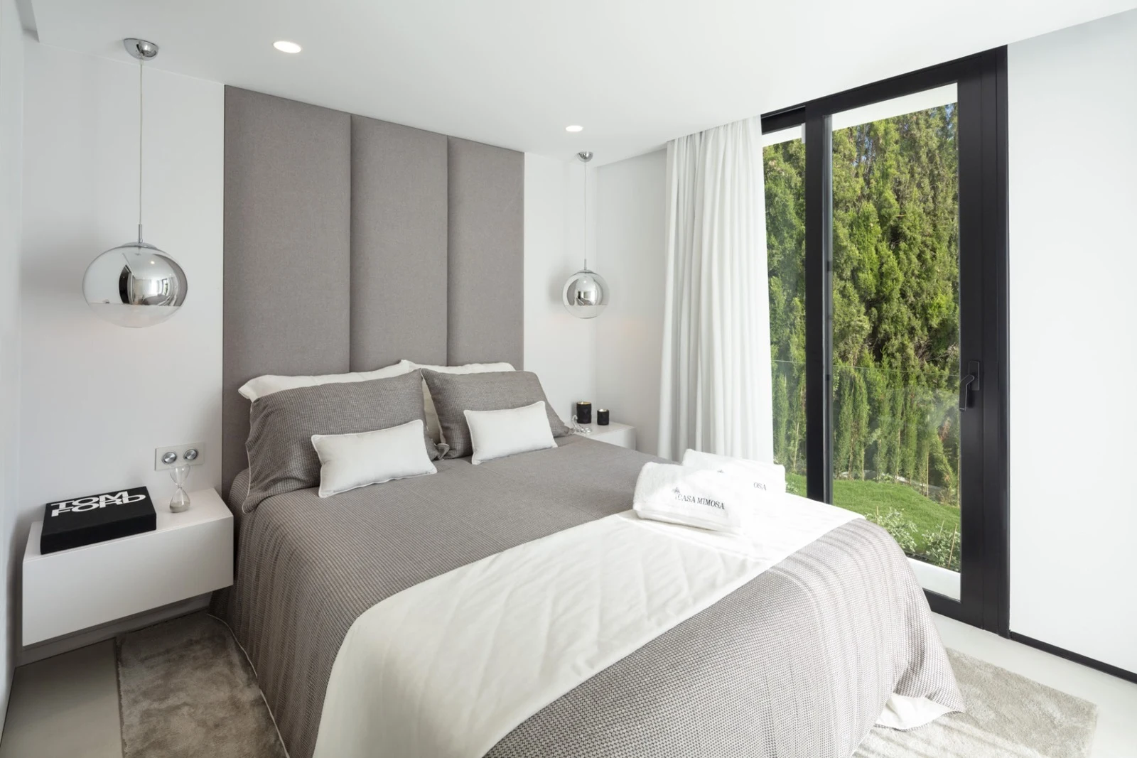 Guest bedroom with garden outlook