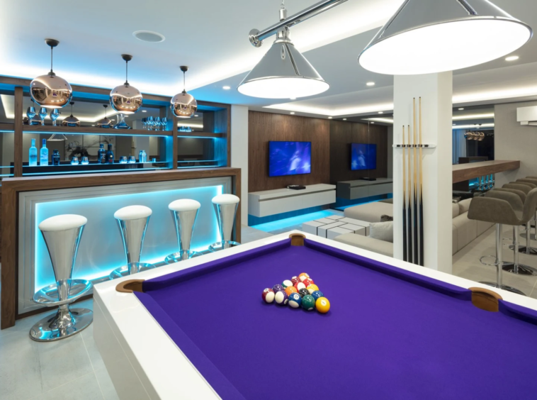 Games room with pool table and fitted bar