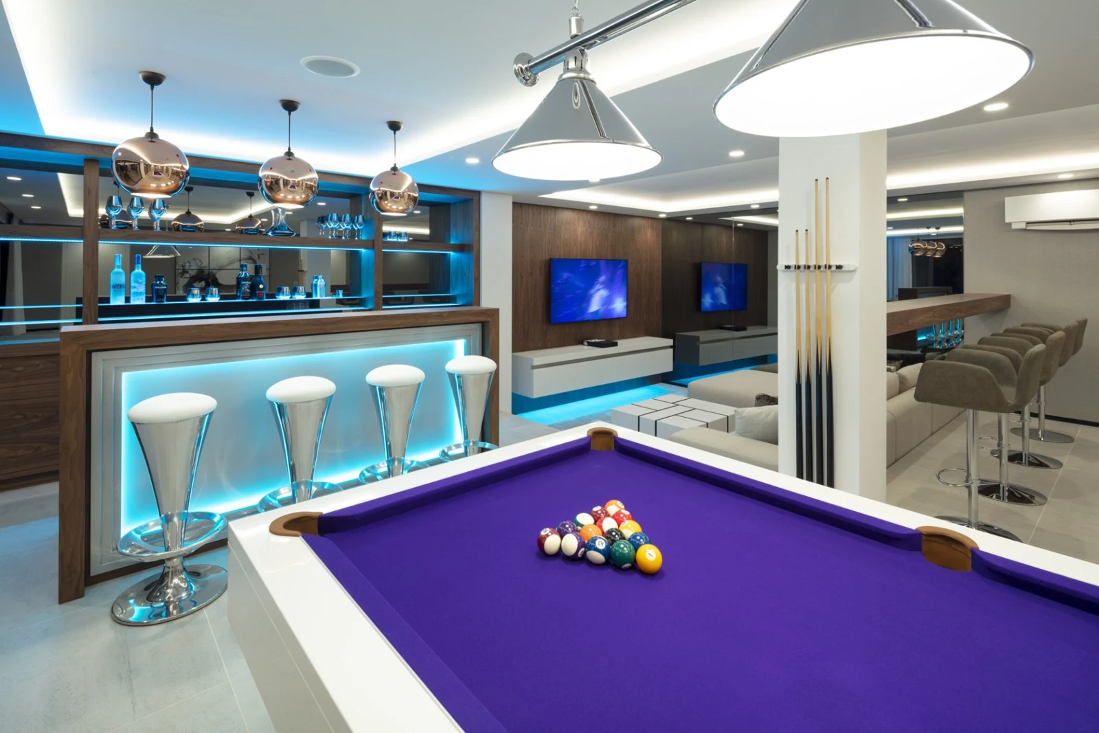 Games room with pool table and fitted bar