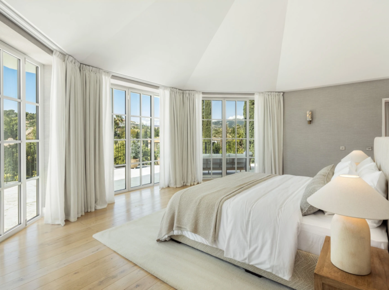 Principal bedroom with wraparound windows