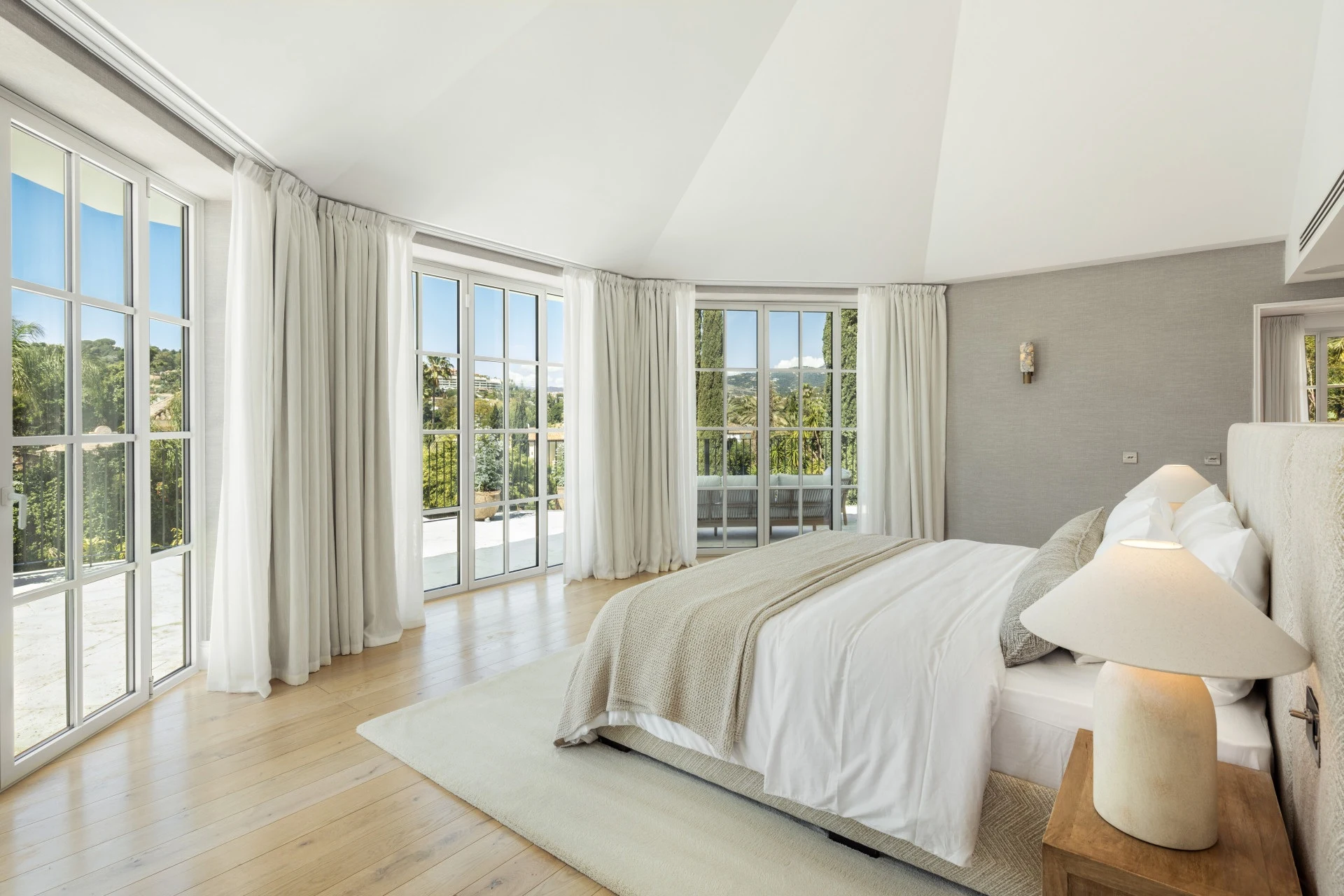 Principal bedroom with wraparound windows