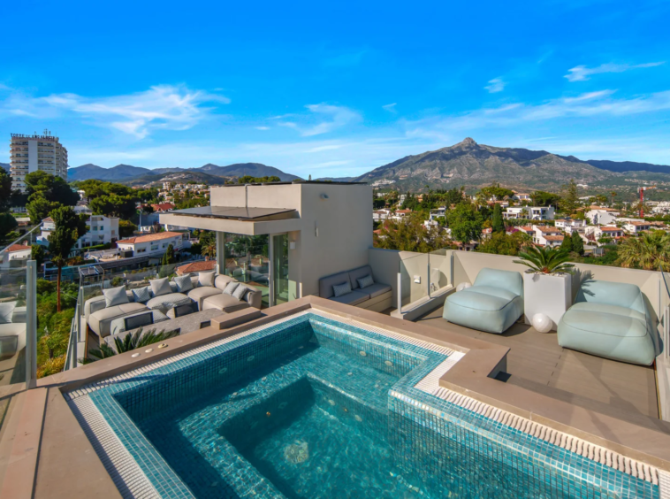 Rooftop jacuzzi and mountain views