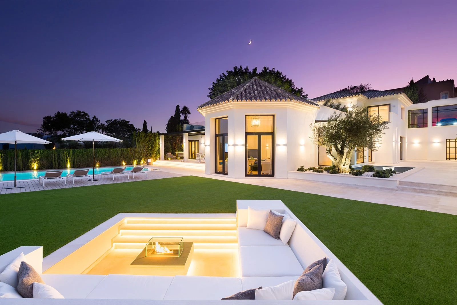 Five-bedroom villa with garden and private pool at dusk in Nueva Andalucia