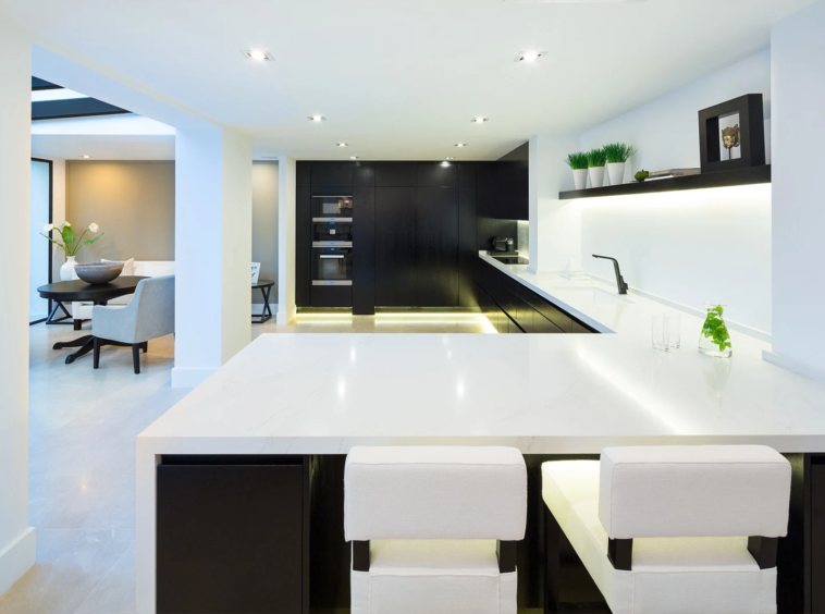 Contemporary fitted kitchen