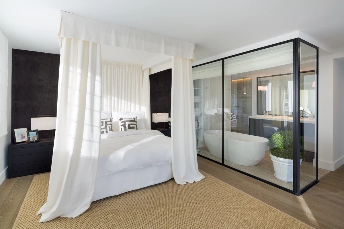 Main bedroom with en-suite bathroom