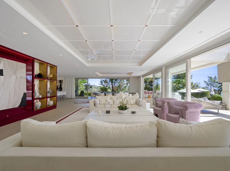 Bright living room opening onto the garden terrace