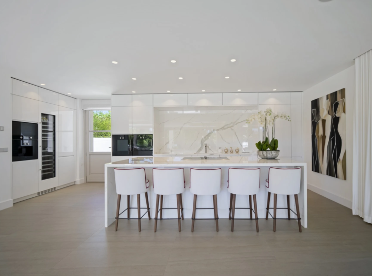 Contemporary kitchen with central island and breakfast seating