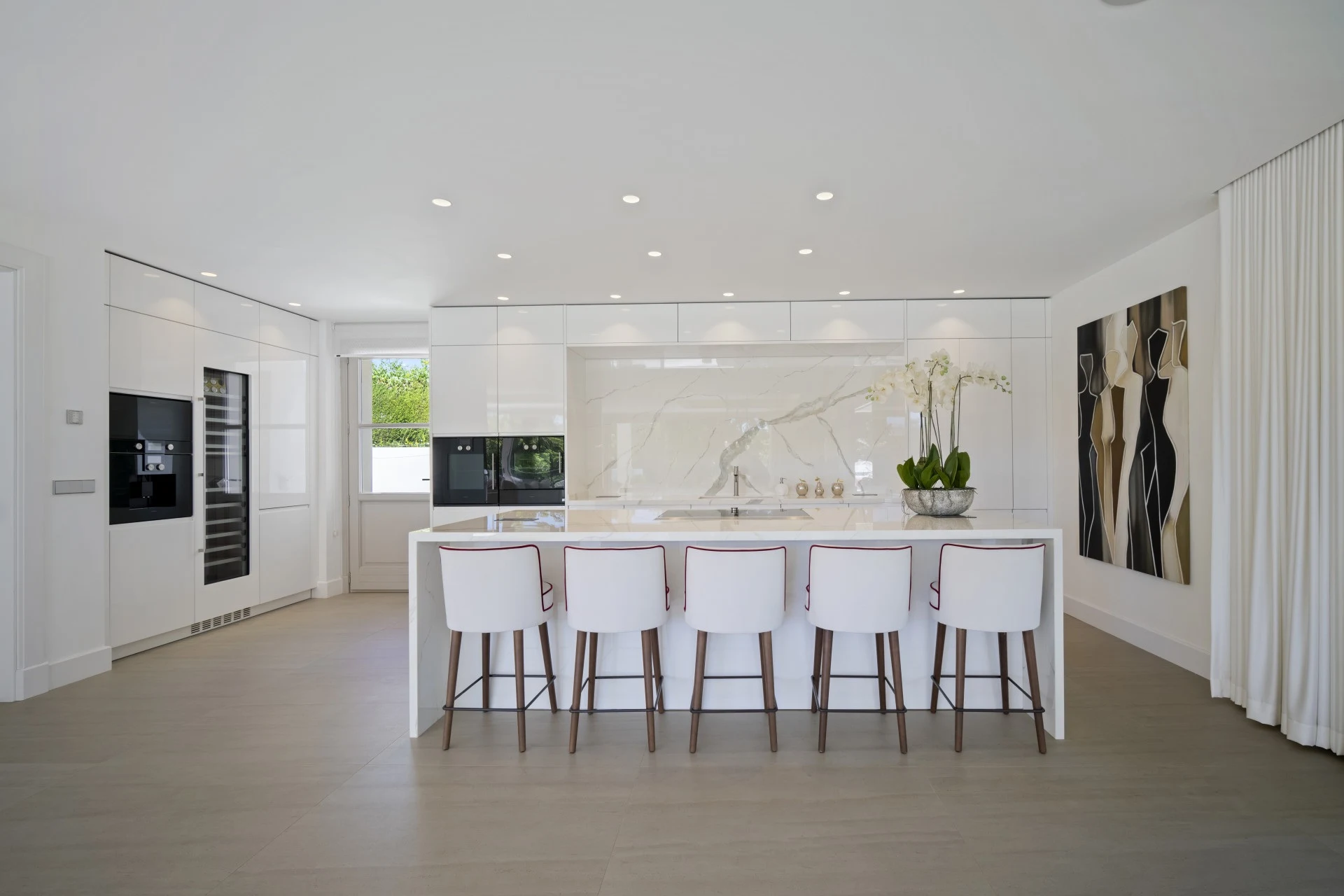 Contemporary kitchen with central island and breakfast seating