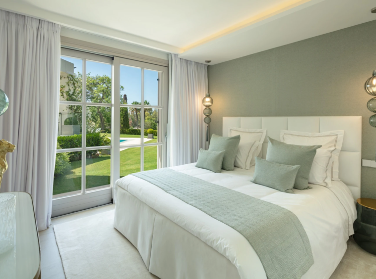 Guest bedroom opening onto the garden