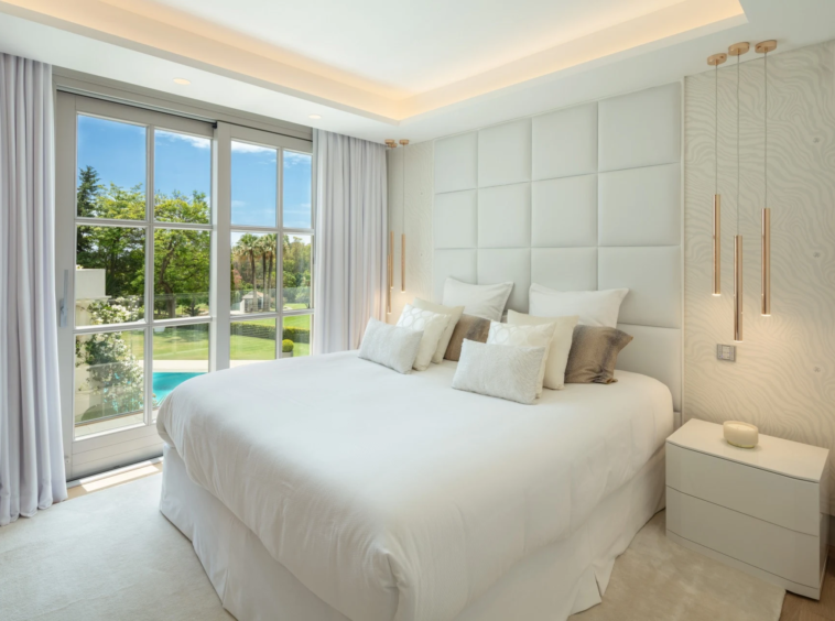 Neutral bedroom with access to the outdoor terrace