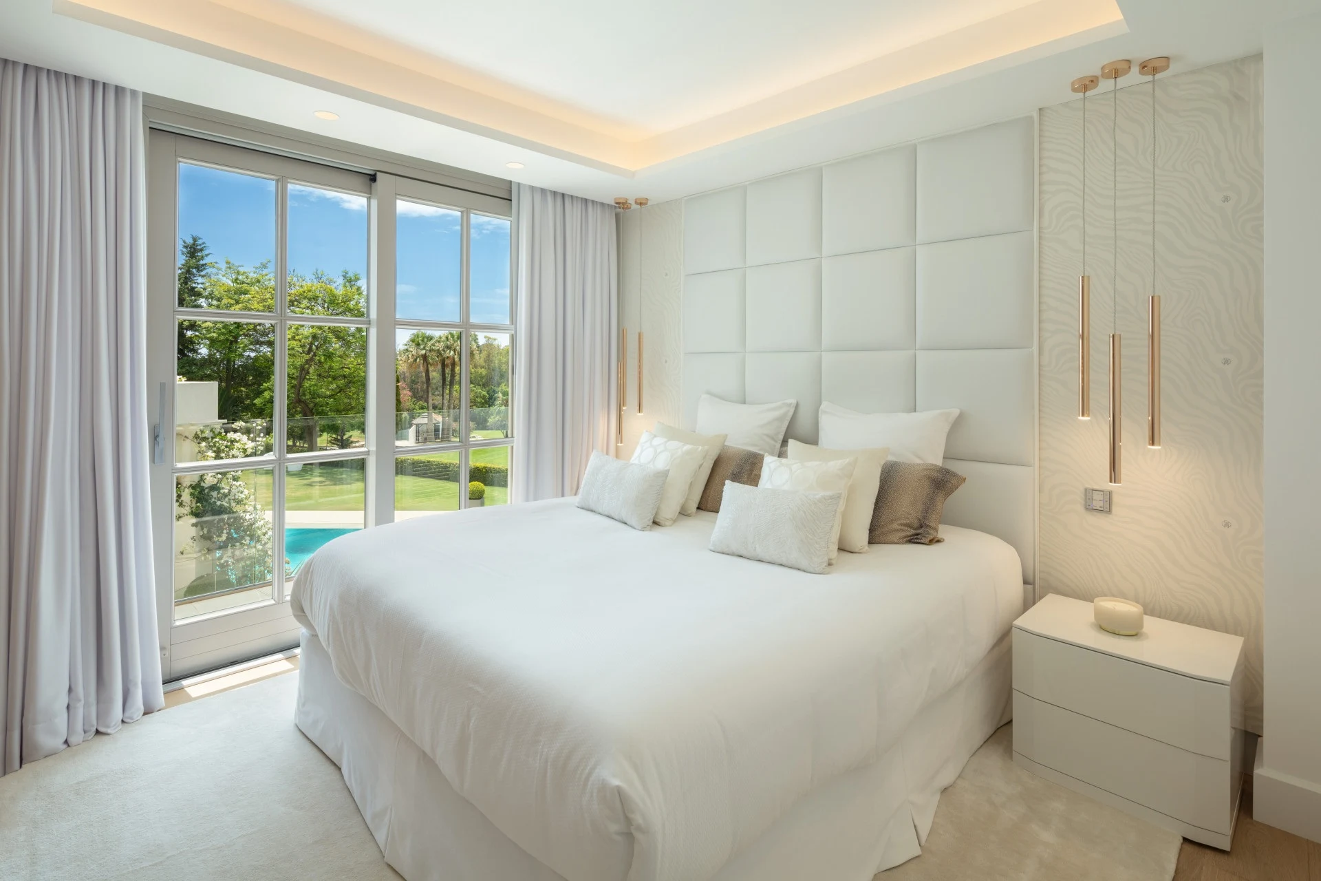 Neutral bedroom with access to the outdoor terrace