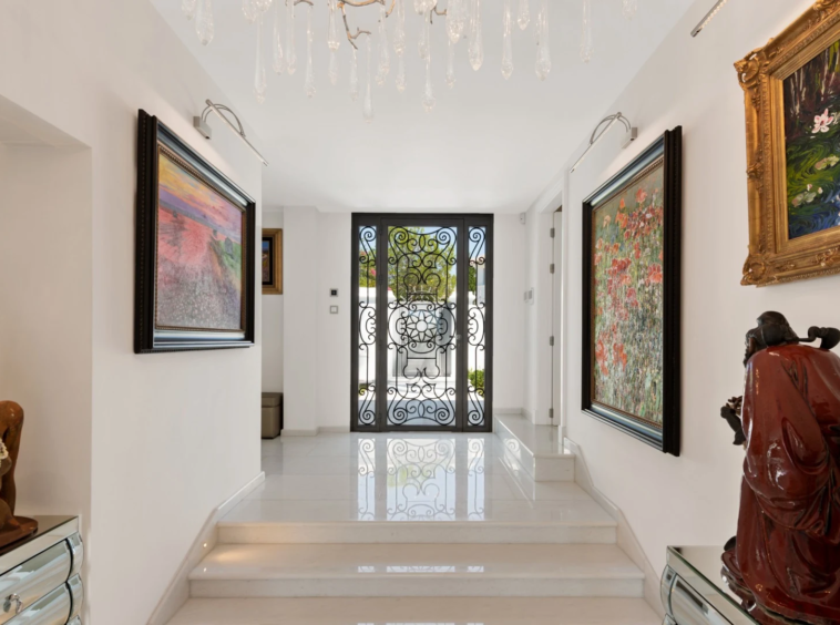 Entrance hall opening towards the garden