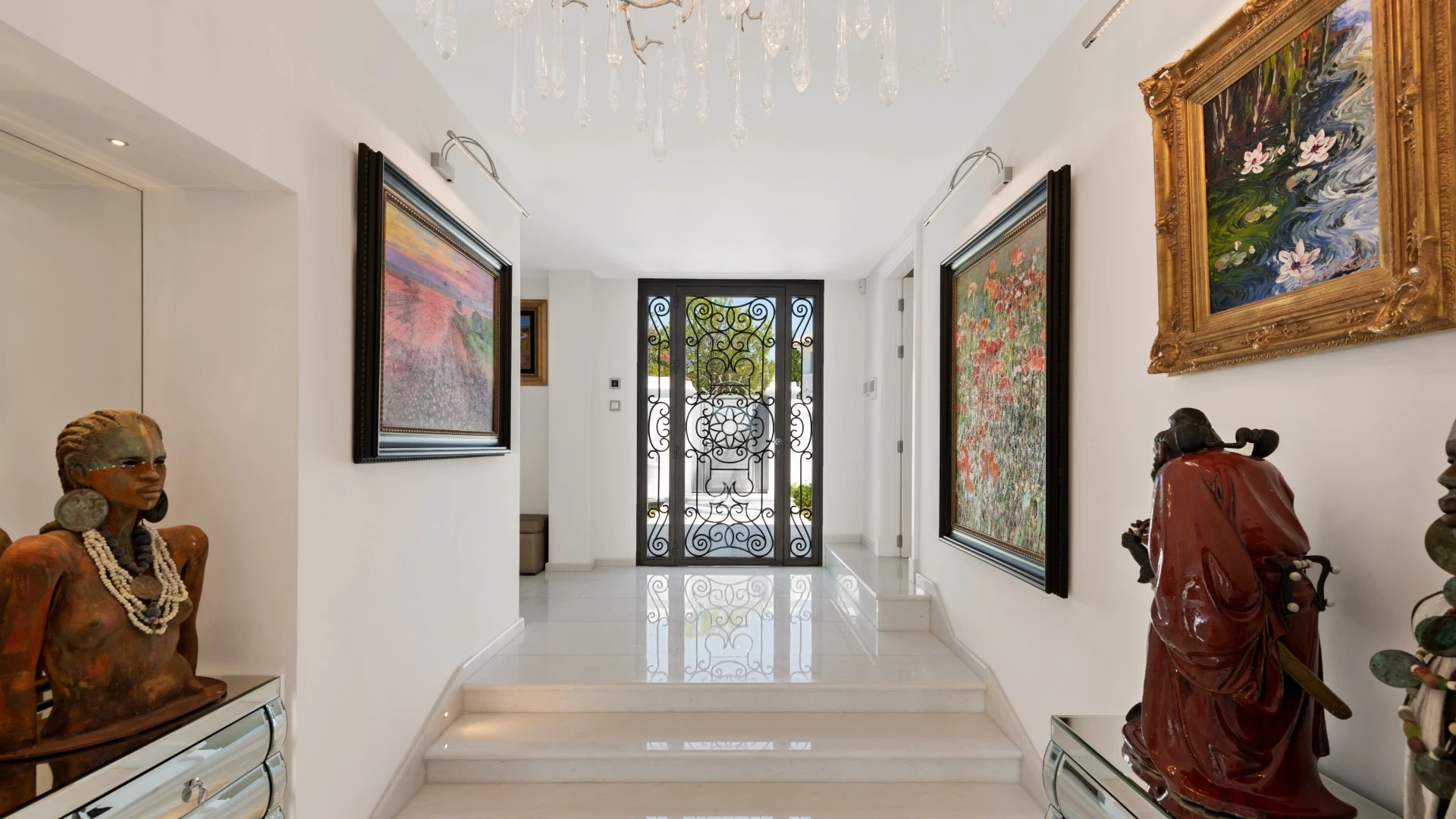 Entrance hall opening towards the garden