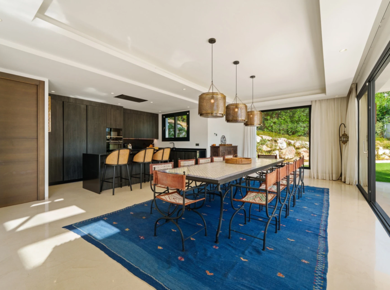 Open-plan dining area beside the kitchen and garden