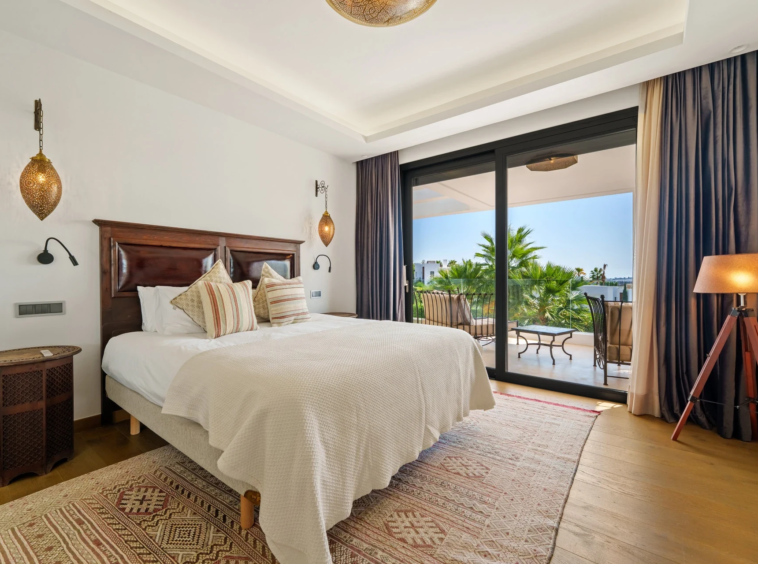 Bedroom opening onto a private covered terrace