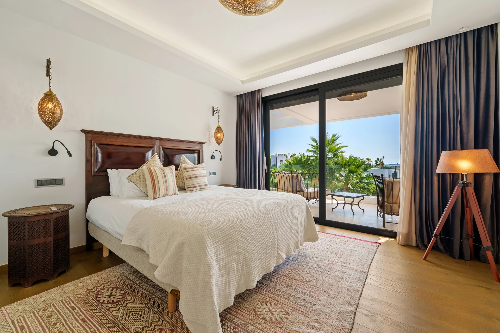 Bedroom opening onto a private covered terrace