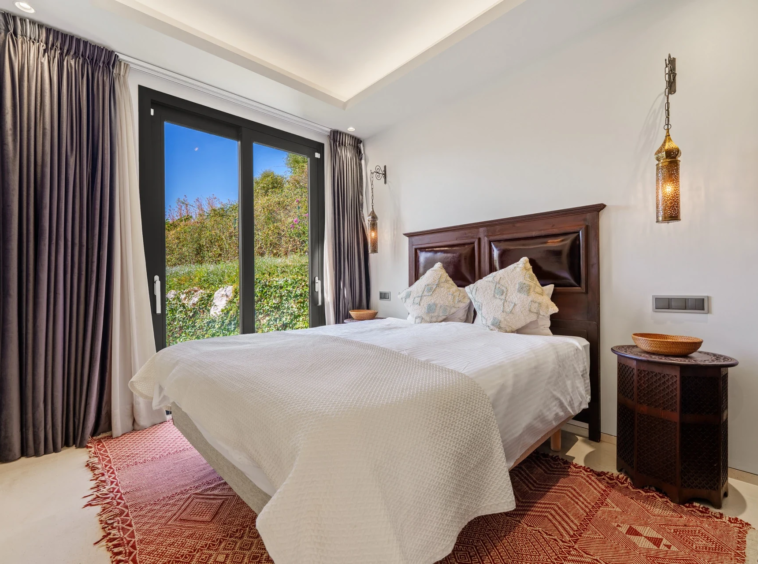 Guest bedroom with garden outlook