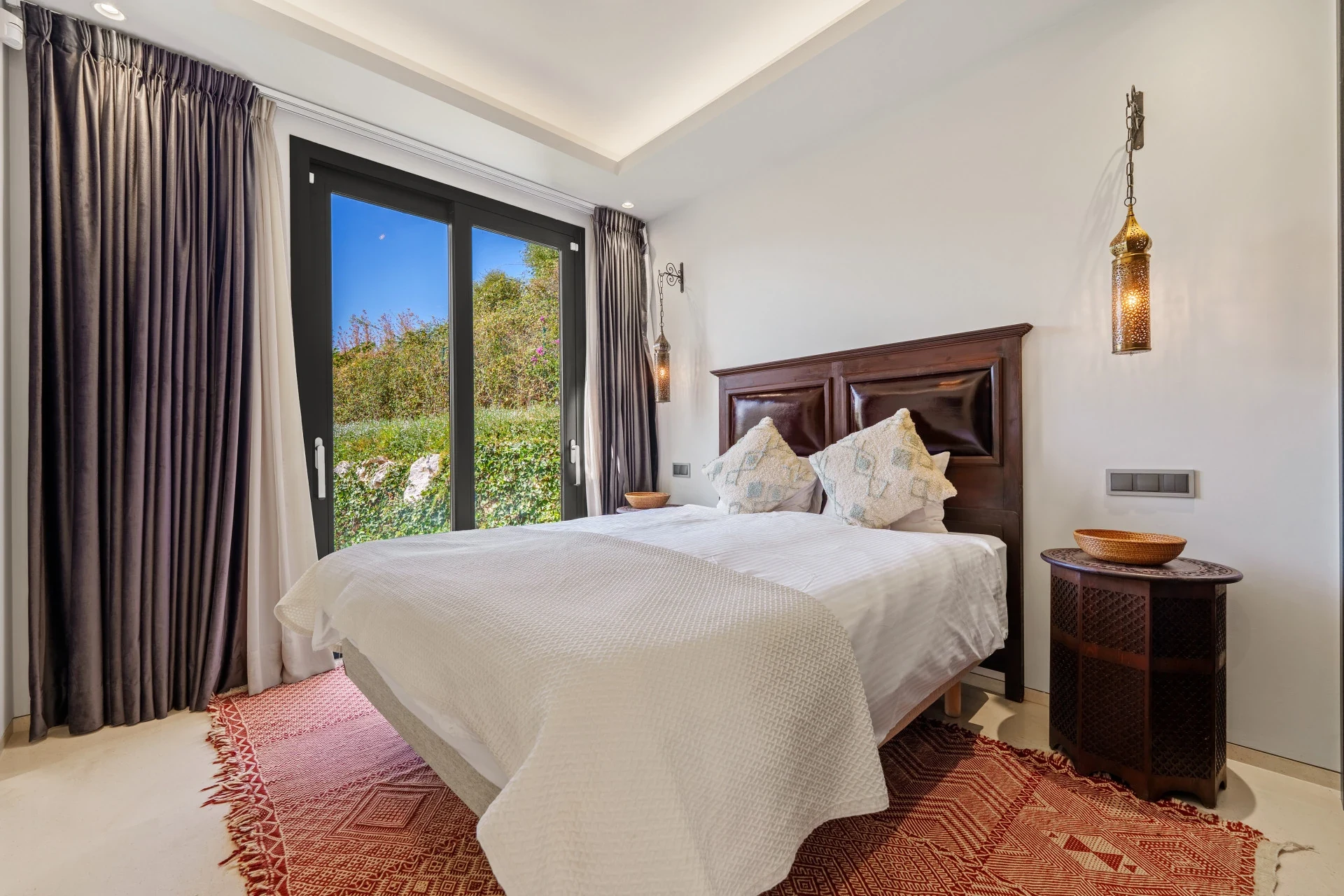 Guest bedroom with garden outlook