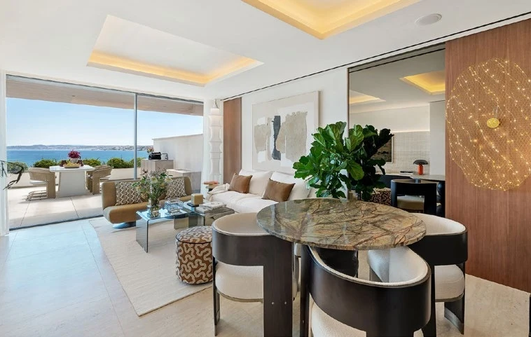 Fitted kitchen and dining area