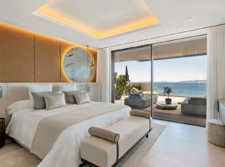 Principal bedroom opening towards the sea